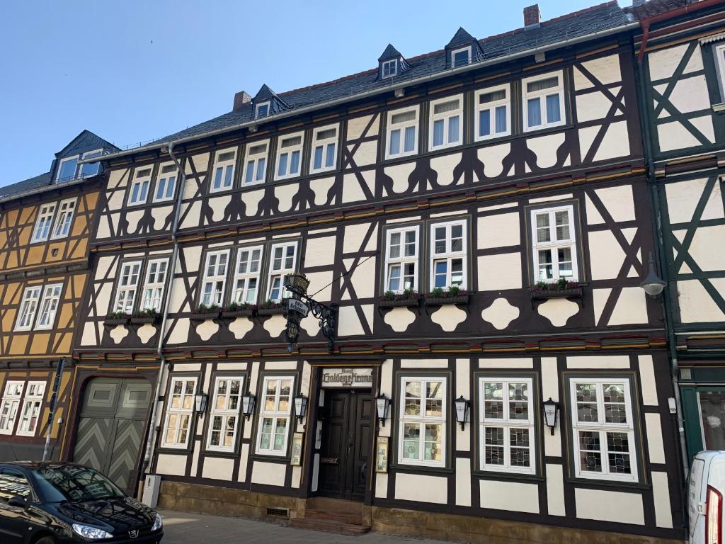 ein altes Gebäude mit schwarz-weißer Ausstattung in der Unterkunft Hotel Goldene Krone in Goslar