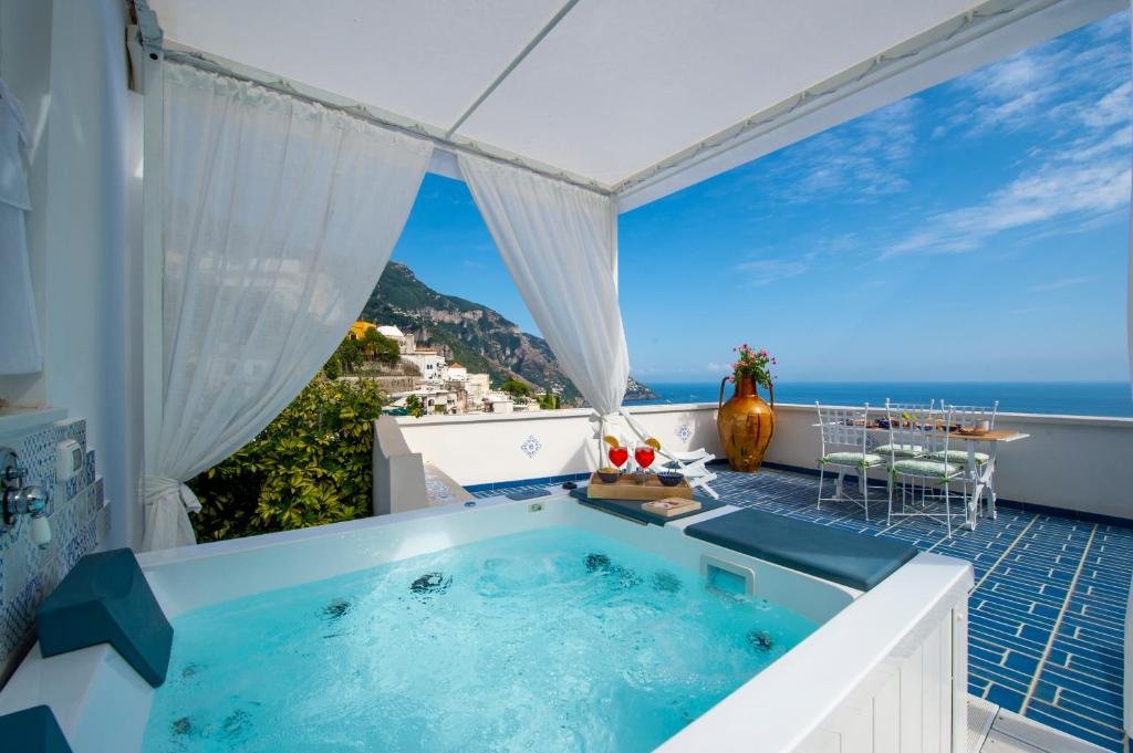 eine Badewanne mit Meerblick in der Unterkunft Terrazza Zaffiro in Positano
