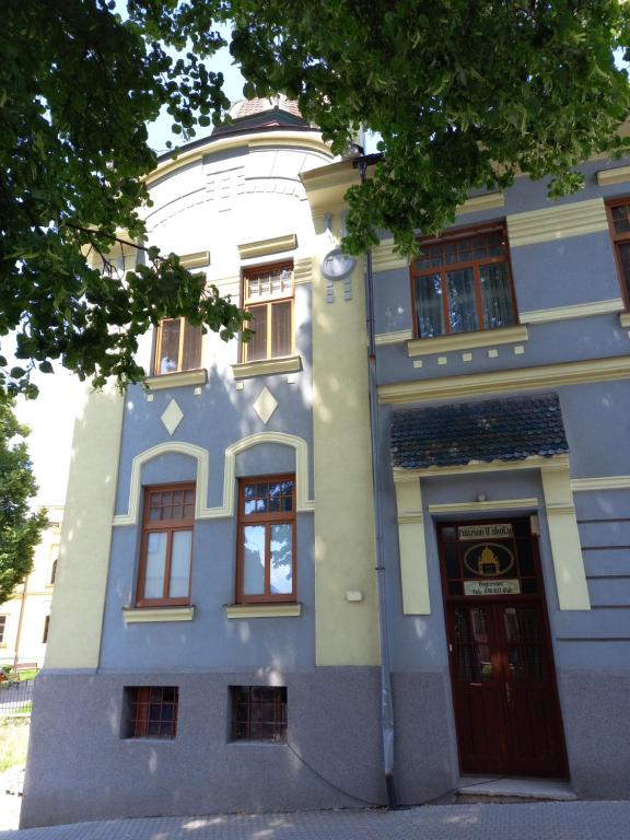 布拉格舊城區的住宿－Penzion U školy，蓝白色的建筑,有门