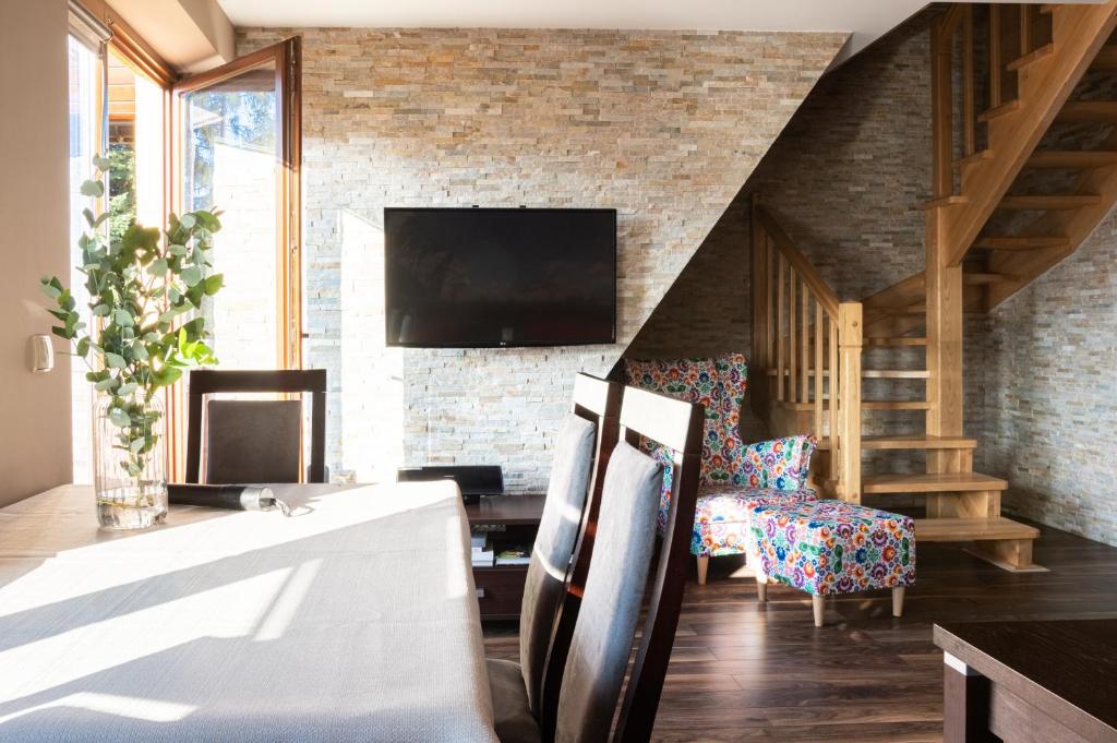 Televízia a/alebo spoločenská miestnosť v ubytovaní Prestige Apartamenty Pod Blachówką