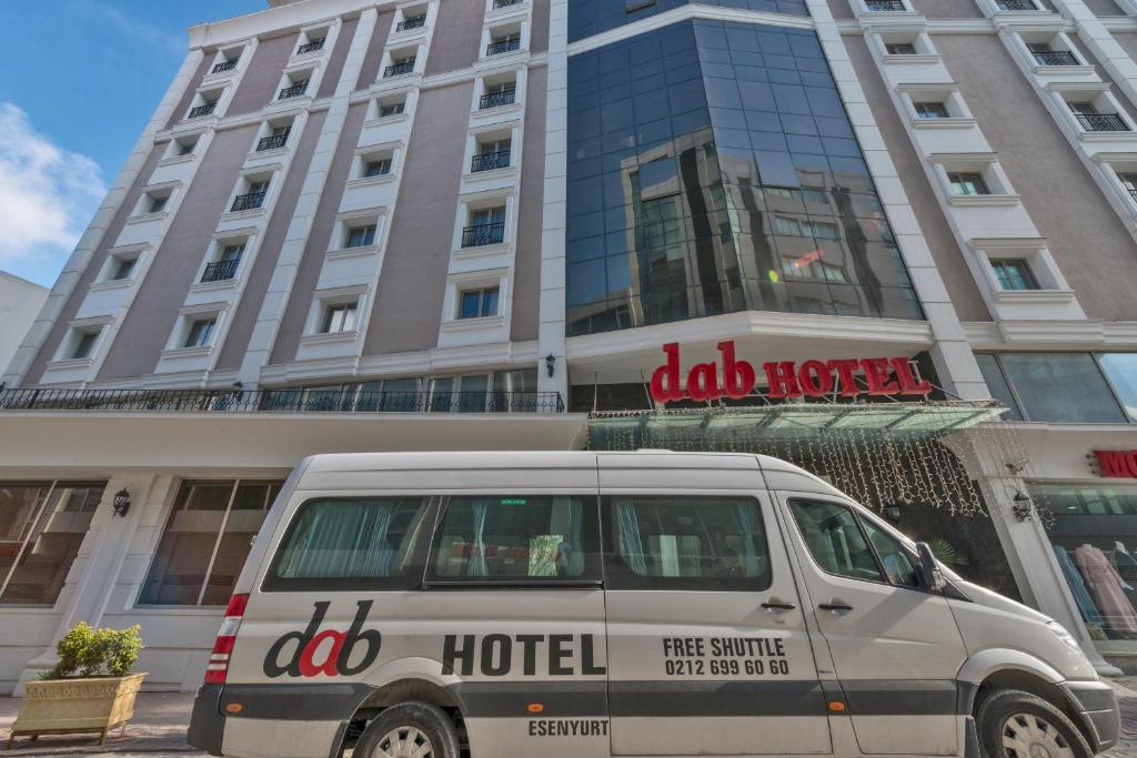 une camionnette blanche garée devant un hôtel dans l'établissement Dab Hotel, à Istanbul