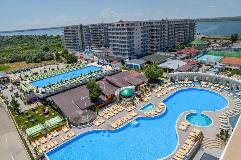 een luchtzicht op een zwembad in een resort bij Phoenicia Luxury Hotel in Mamaia Nord – Năvodari