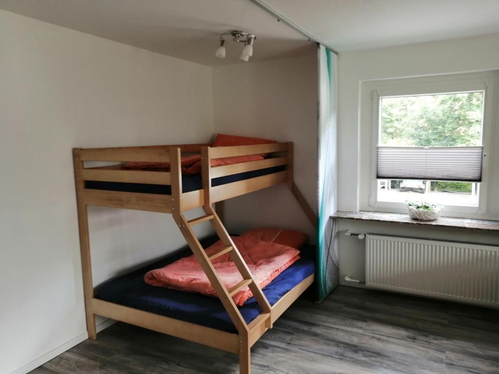 Habitación con literas y ventana. en Apartment am Felsen Züschen en Winterberg