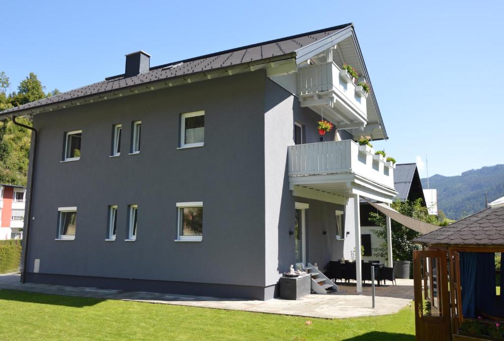 ein Haus mit einem Balkon an der Seite in der Unterkunft Ferienwohnung Nico in Mühlbach am Hochkönig