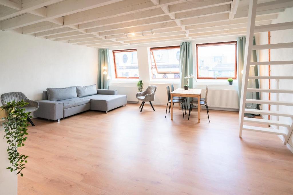 een woonkamer met een bank en een tafel bij Saint Pauls Central Residence in Antwerpen