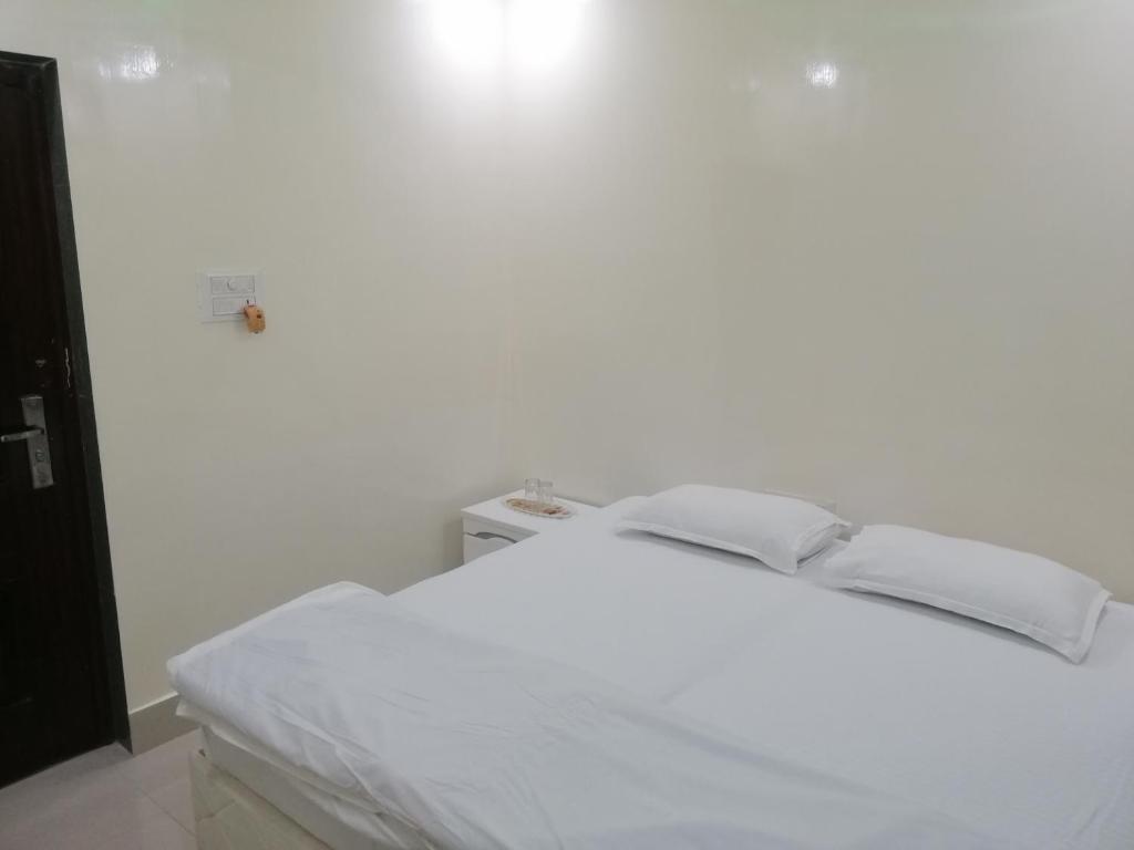 Postel nebo postele na pokoji v ubytování RAJHAT MARANAO House