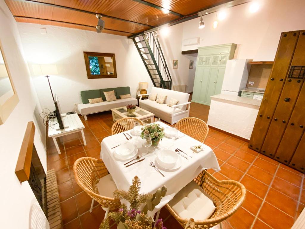 a living room with a white table and chairs at La Buganvilla in Córdoba