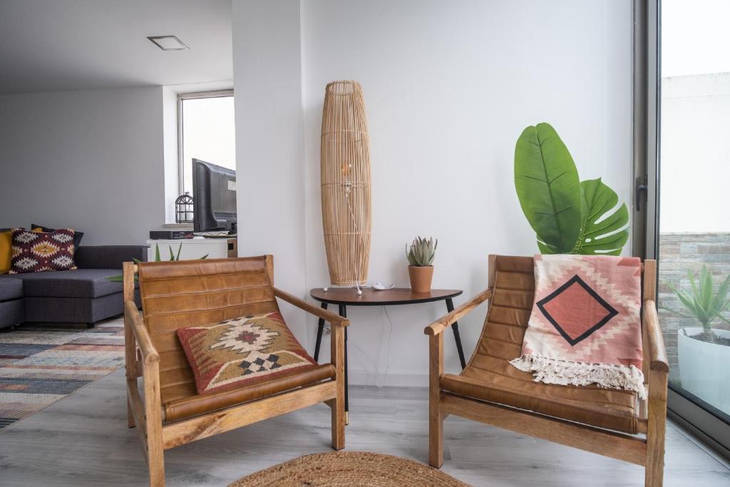 - deux chaises et une table dans le salon dans l'établissement Foz - West Shore Retreat, à Caldas da Rainha