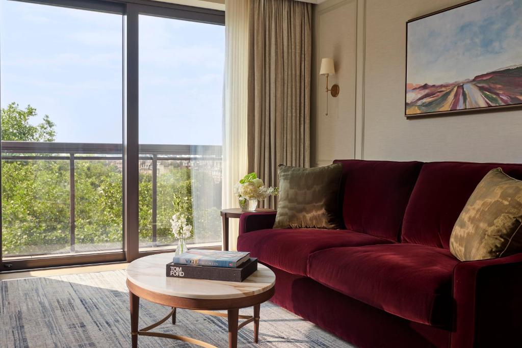 
Junior Suite with exclusive access to Cadogan private gardens

