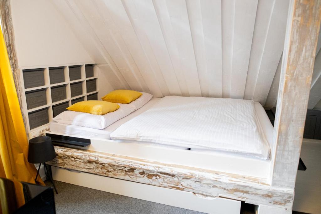 Postel nebo postele na pokoji v ubytování Boutique Hotel Massimos
