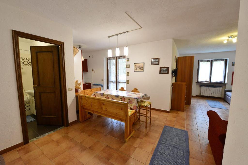 a living room with a table and a dining room at Appartamento La Valeille in Cogne