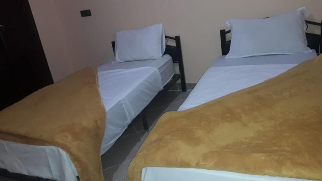 dos camas sentadas una al lado de la otra en una habitación en appartement arfoud en Erfoud