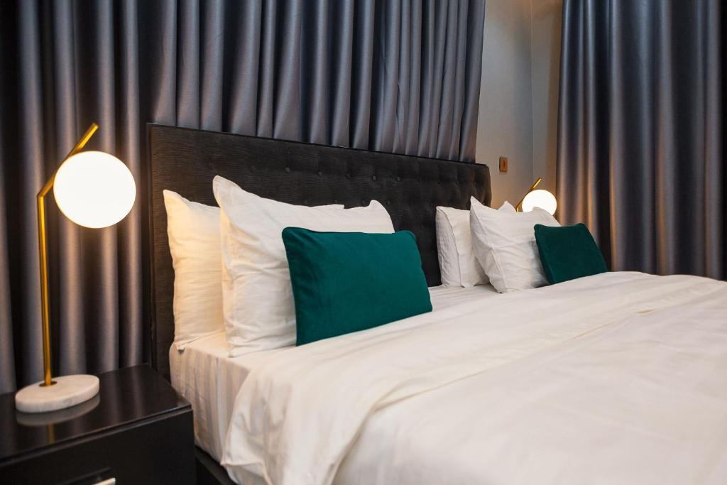 The Avery Suites, East Legon客房内的一张或多张床位