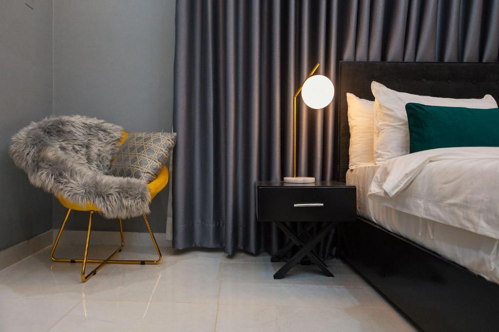 The Avery Suites, East Legon客房内的一张或多张床位