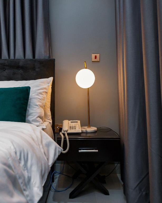 The Avery Suites, East Legon客房内的一张或多张床位