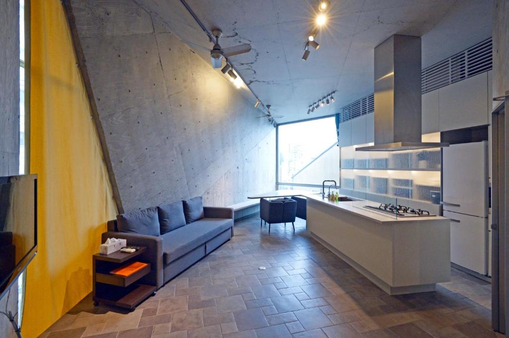 a living room with a couch and a kitchen at MONO - Vacation STAY 54271v in Tokyo