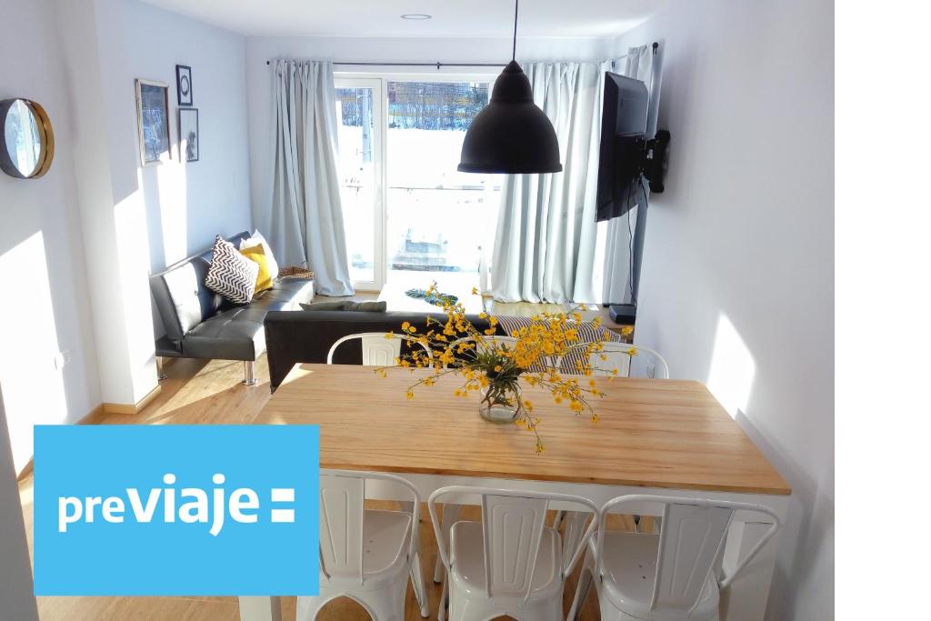 Un comedor con mesa y sillas en Ushuaia Homes Martial Apartments, en Ushuaia