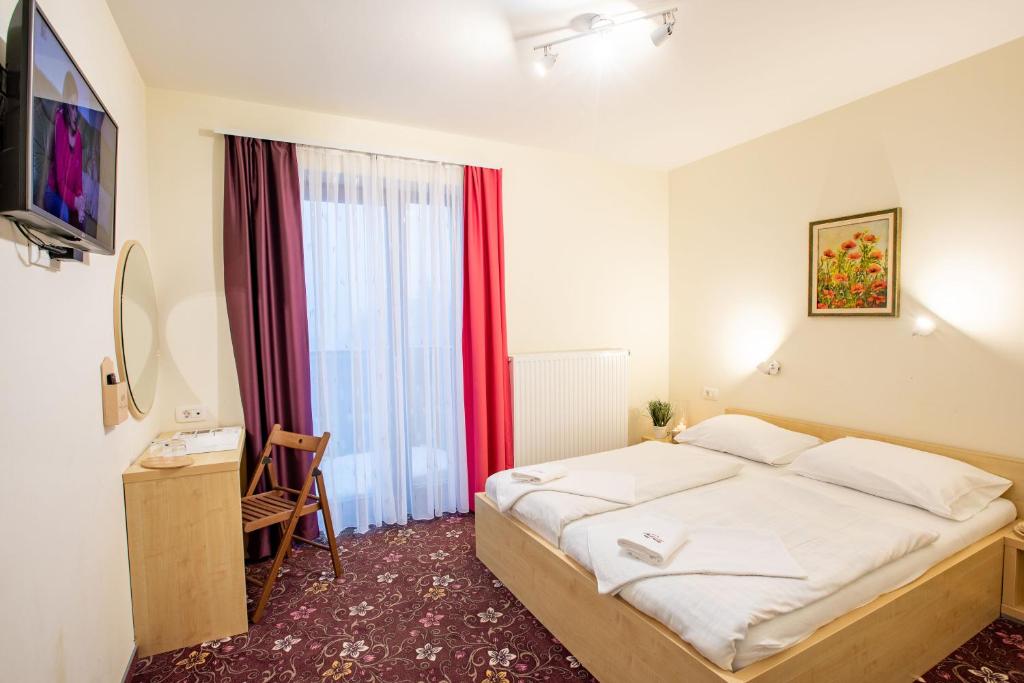 Postel nebo postele na pokoji v ubytování Hotel Jakec Trije kralji na Pohorju