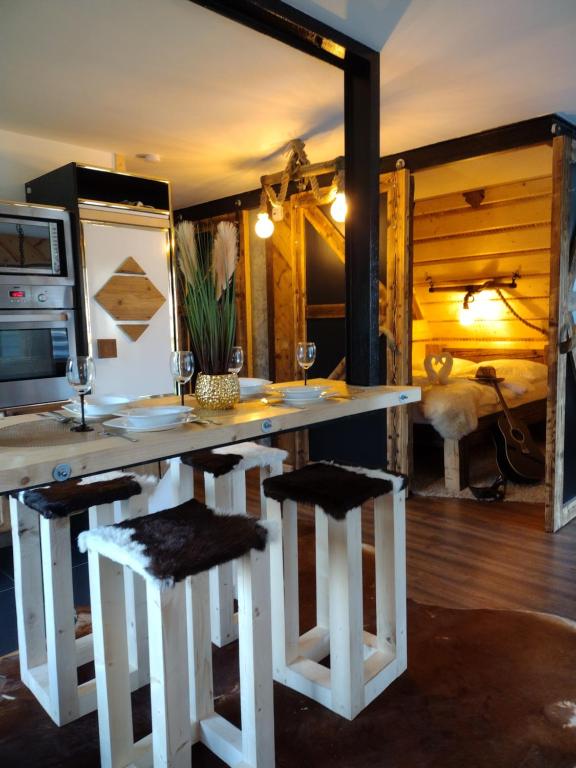 cocina con mesa blanca y taburetes en Viking Shelter Apartament, en Zakopane