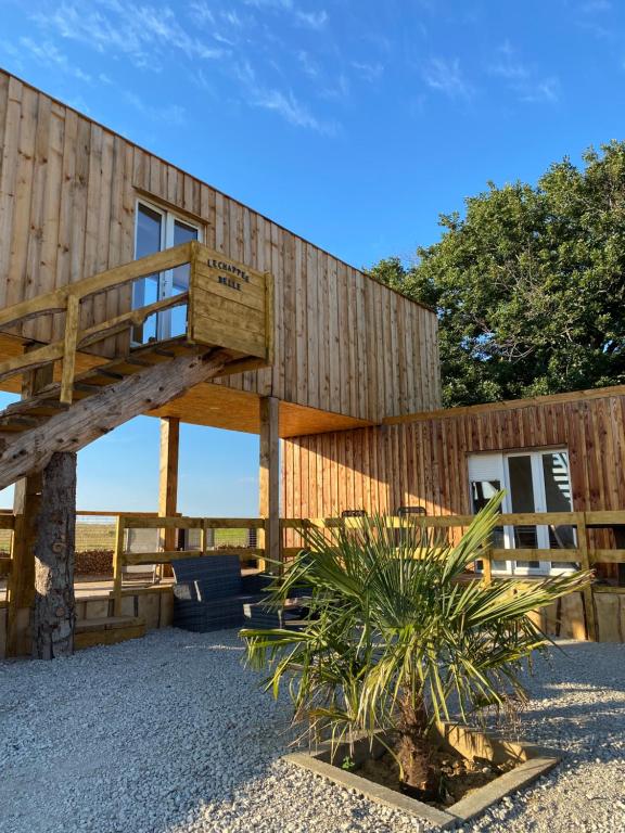 un edificio de madera con una escalera y una planta en L’échappée belle, en Sormery