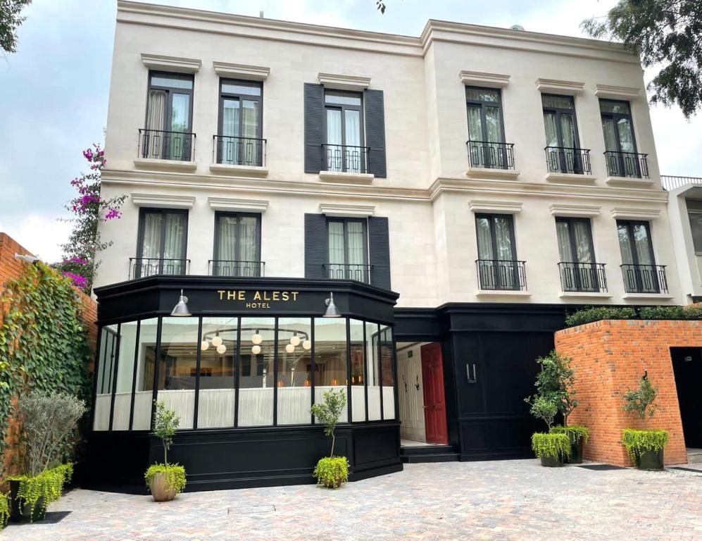 una tienda frente a un edificio blanco en The Alest Hotel, en Ciudad de México