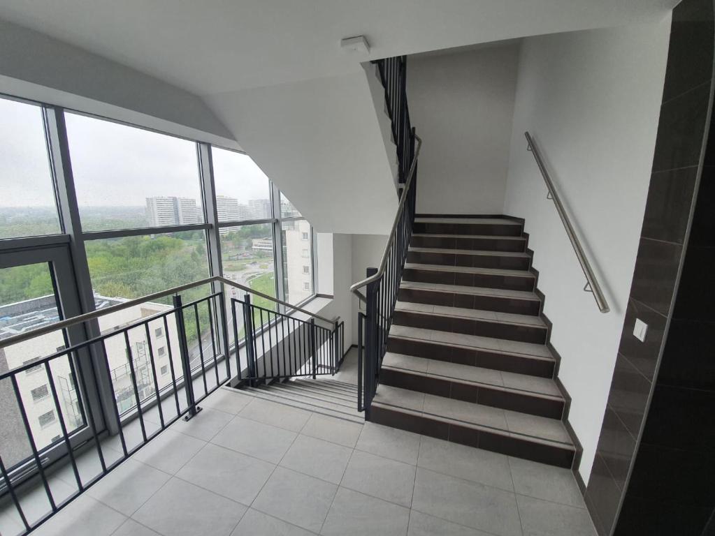 Fotografia z galérie ubytovania APARTAMENT WŚRÓD 1000cy ŚWIATEŁ - z parkingiem w hali garażowej- duży balkon z leżakami - piekny widok nocą na panoramę Tysiaclecia v Katoviciach