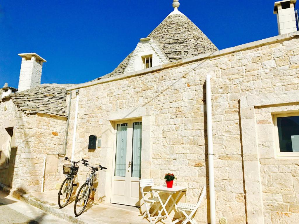 rower zaparkowany przed kamiennym budynkiem w obiekcie Trulli Fenice Alberobello w Alberobello