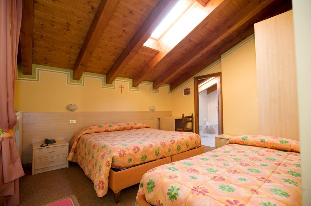 Postel nebo postele na pokoji v ubytování Hotel I Rododendri
