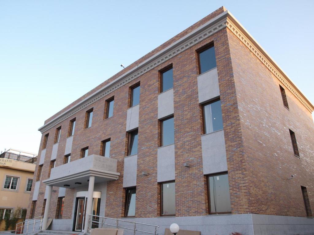 un edificio de ladrillo rojo con una gran ventana en Dinastia, en Getafe