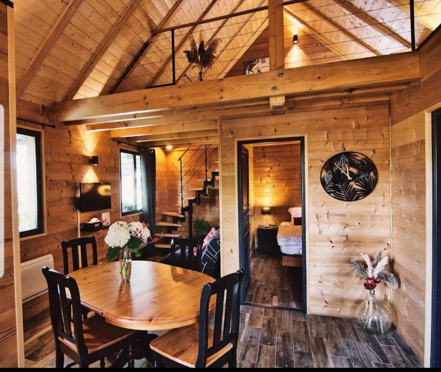 une salle à manger avec une table et une chambre dans l'établissement Gîte aux Deux Chênes, à Diebolsheim