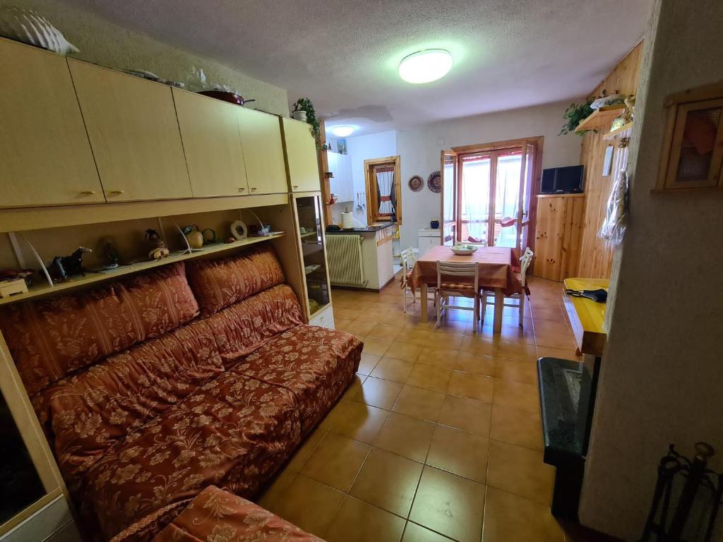 sala de estar con sofá y mesa en La baita di Pan, en Pizzoferrato