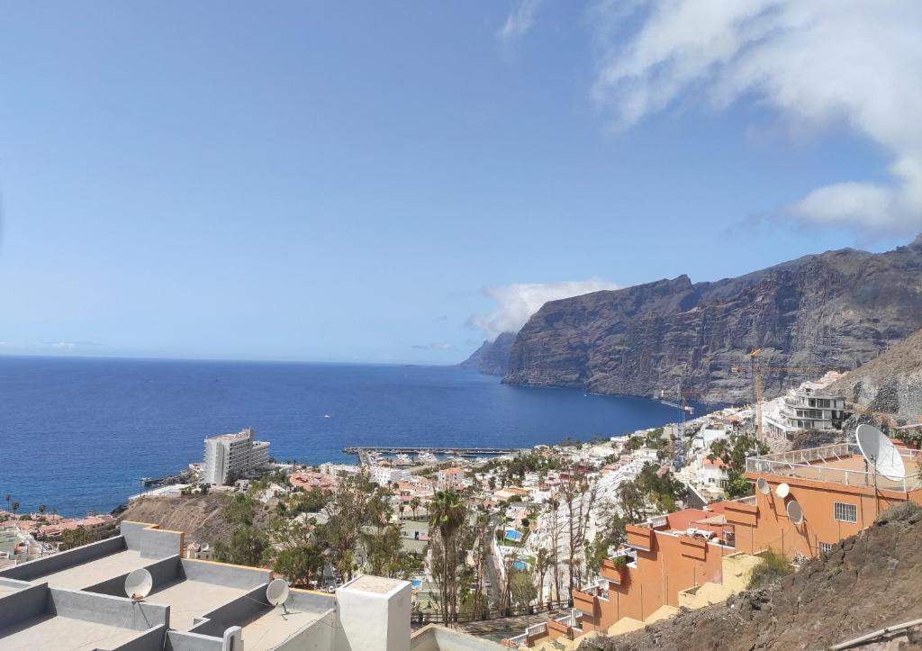 Una vista de la costa de Amalfi desde Positano en FLOR DE PASCUA, en Acantilado de los Gigantes