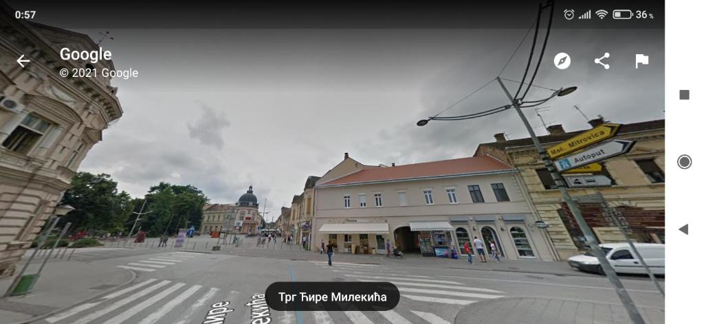 uma imagem de uma rua da cidade com uma faixa de pedestres em Apartman Down Town em Sremska Mitrovica