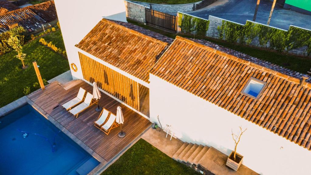 una vista aérea de una casa con terraza y piscina en Casas da Chaminé Eco Country Lodge, en Nordeste