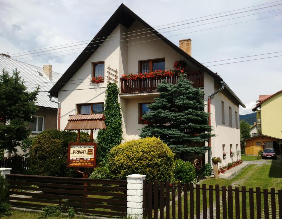 una casa blanca con techo negro en Apartmány Zuberec - Julius a Agnes en Zuberec