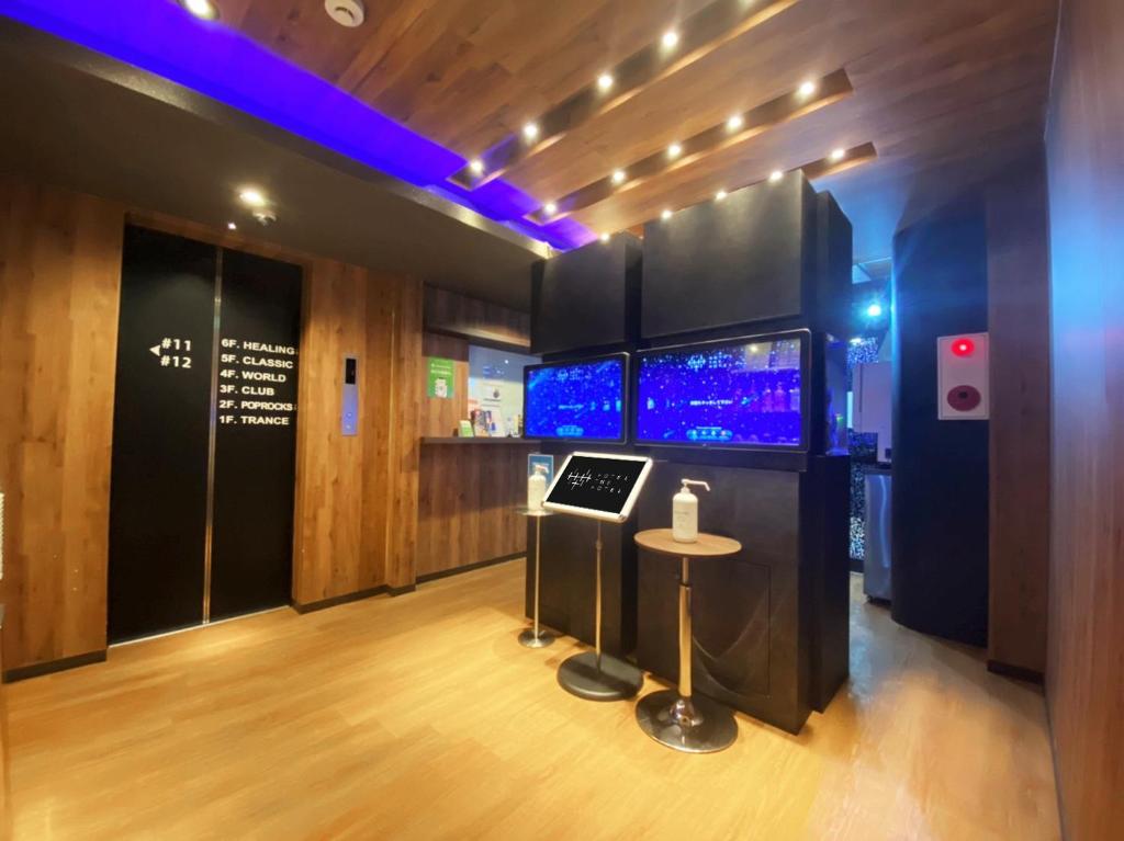 TV a/nebo společenská místnost v ubytování HOTEL THE HOTEL SHINJUKU (Adult Only)