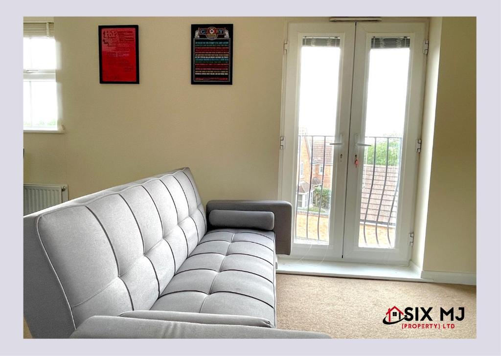 Chichele House, sleeps 8, Nr Rushden Lakes, allocated parking, corporate welcome - Three-Bedroom Apartment