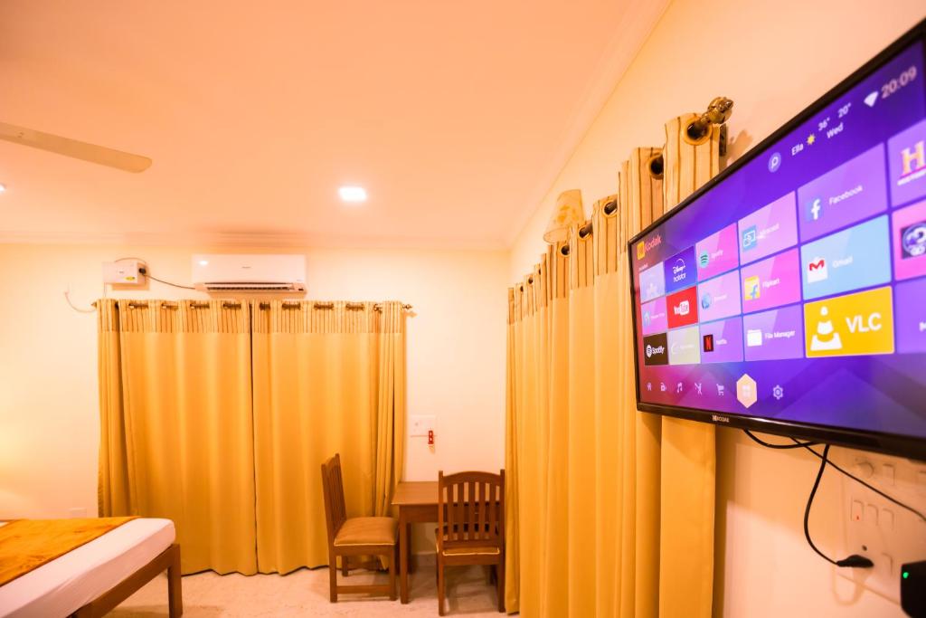 TV a/nebo společenská místnost v ubytování Primavera Holiday Homes-FAMILY RUN GOAN GUEST HOUSE
