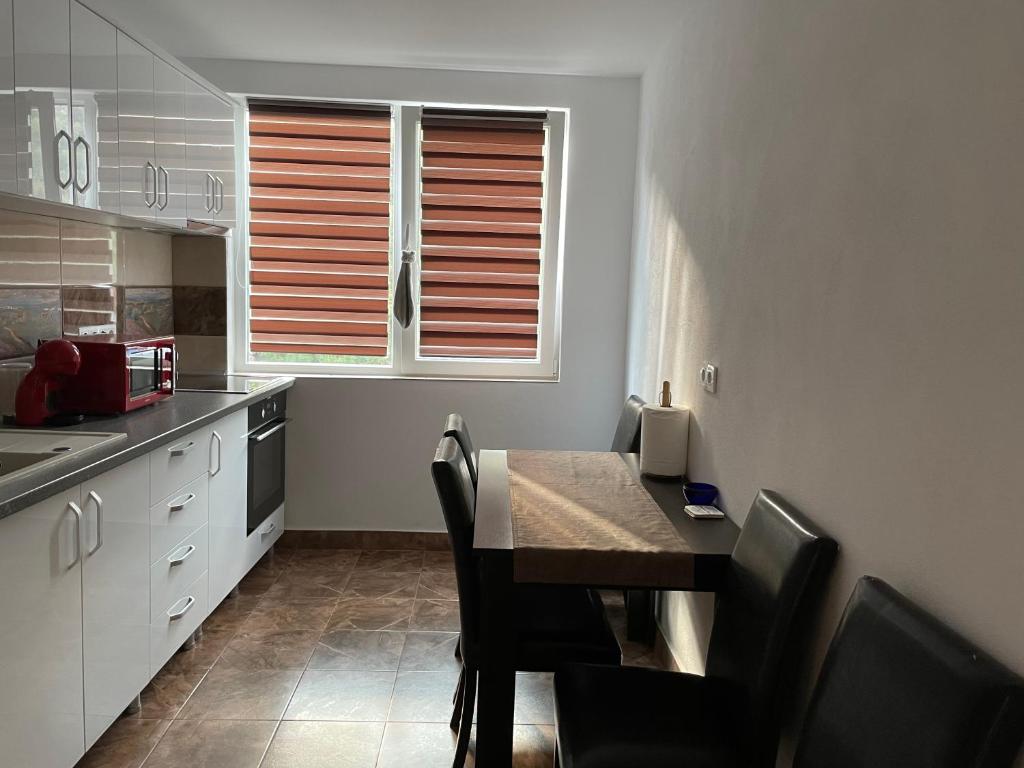 Kuchyň nebo kuchyňský kout v ubytování Apartament 4 camere Orsova