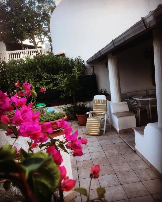 A garden outside Villetta Romeo Casavacanze