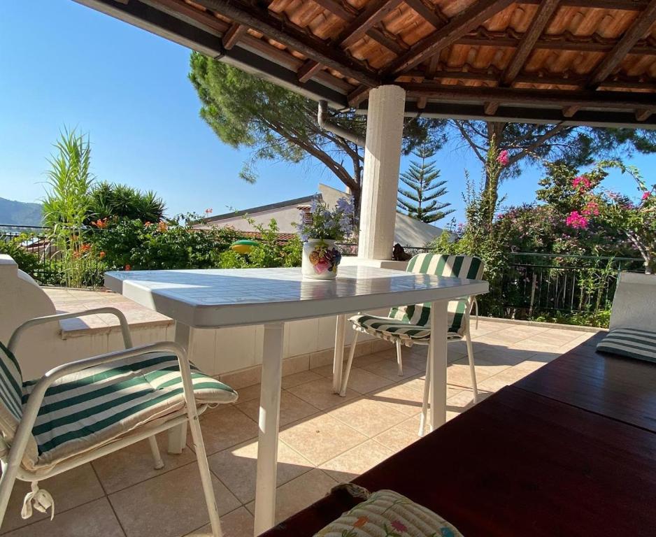 A balcony or terrace at Villetta Romeo Casavacanze