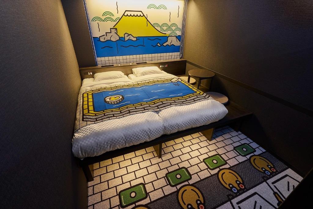 京都市にあるHotel Tavinos Kyoto - Vacation STAY 42523vの小さなベッドルーム(壁に絵画が描かれたベッド1台付)