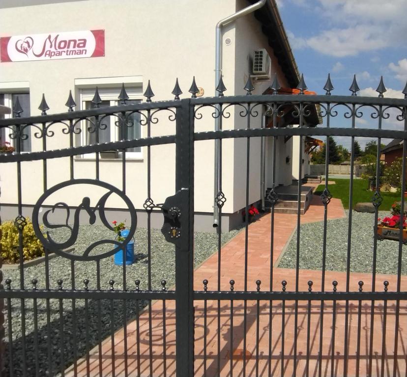 Vonkajšia záhrada v ubytovaní Mona Apartman
