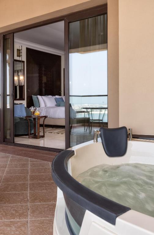 Fairmont The Palm - 标志性按摩浴缸与全景棕榈海景