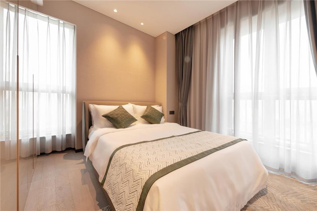 Giường trong phòng chung tại Cresasia Residence