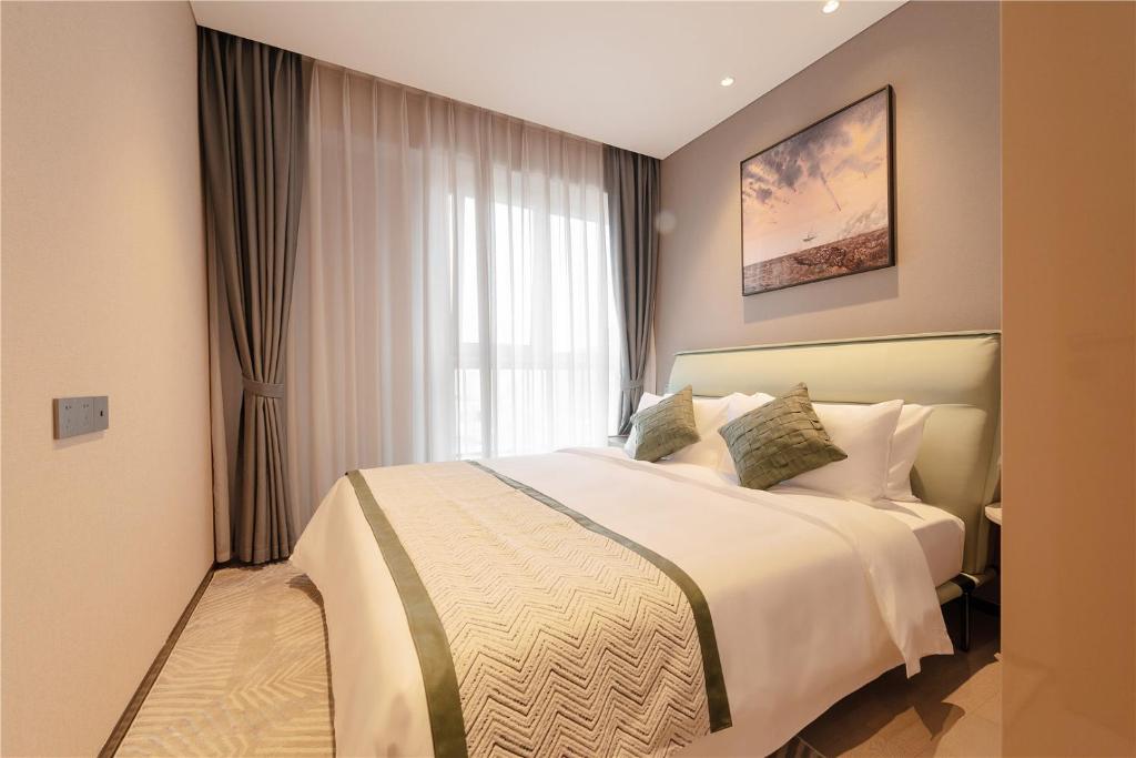 Giường trong phòng chung tại Cresasia Residence