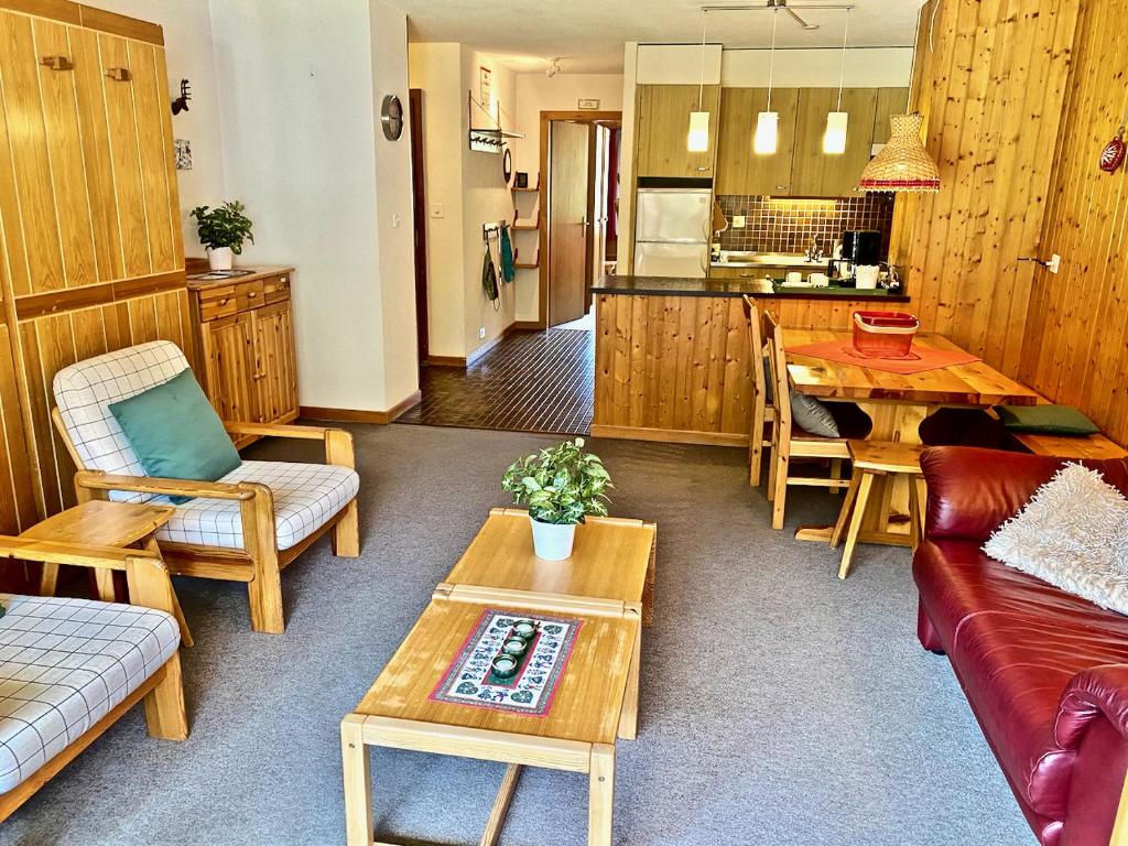 sala de estar con sofá y mesa en 4 person apartment in central location en Morgins