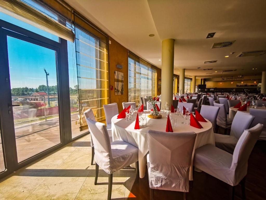 Reštaurácia alebo iné gastronomické zariadenie v ubytovaní Hotel Mistral Sport