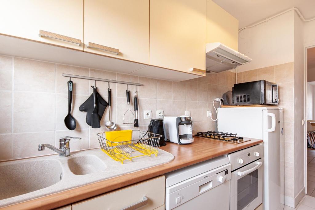 a kitchen with a sink and a counter top at Gwenhen - Appartement vue mer in Courseulles-sur-Mer