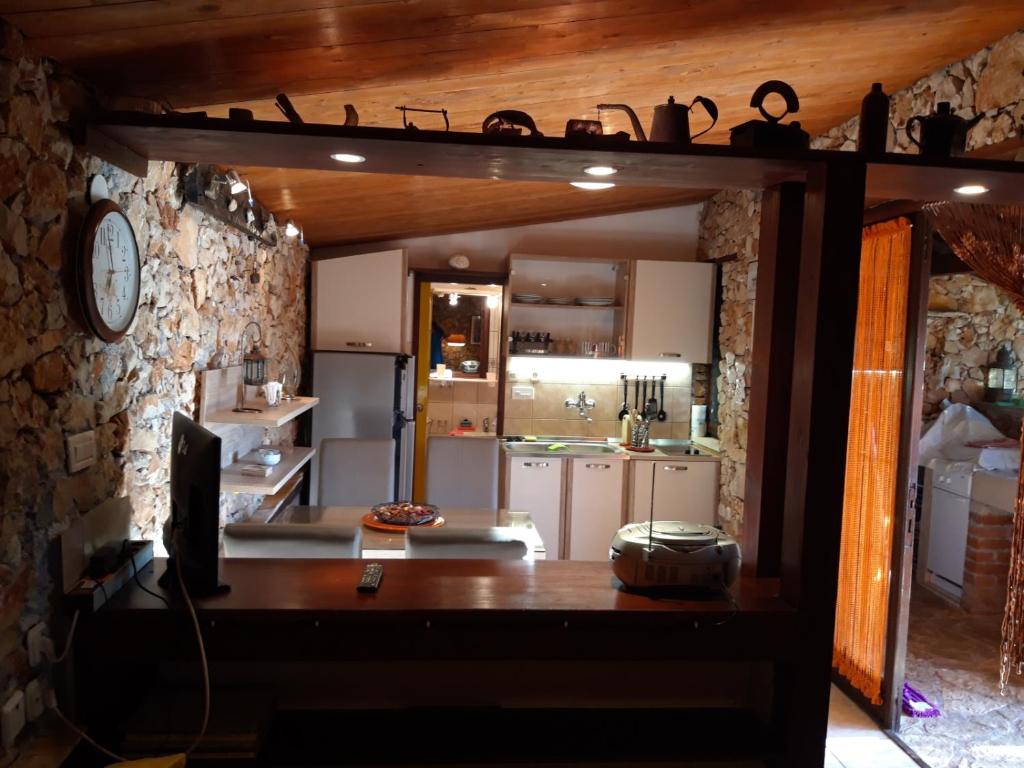 Kuchyň nebo kuchyňský kout v ubytování Studio Apartment in Ražanj with Terrace, WiFi (4597-1)